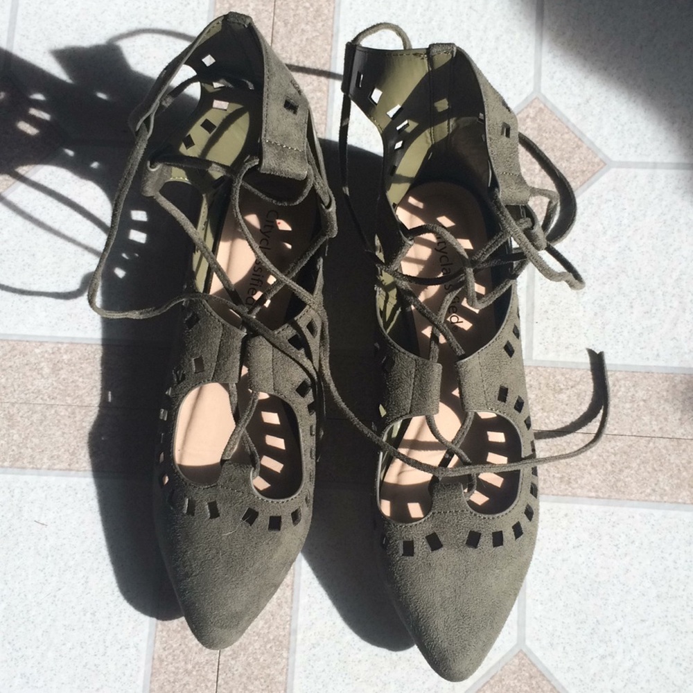 Sandles. Dark green.